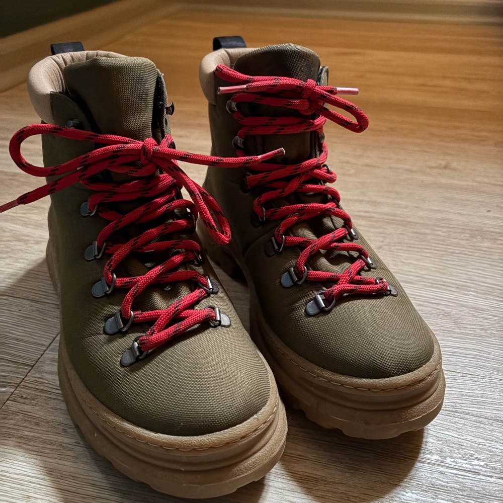 Thesus Weekender Sage Green Boots with Red Laces